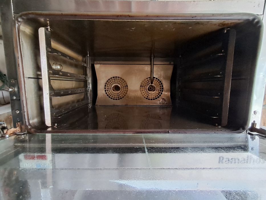 Vendo forno para padaria,  restaurante ou café.