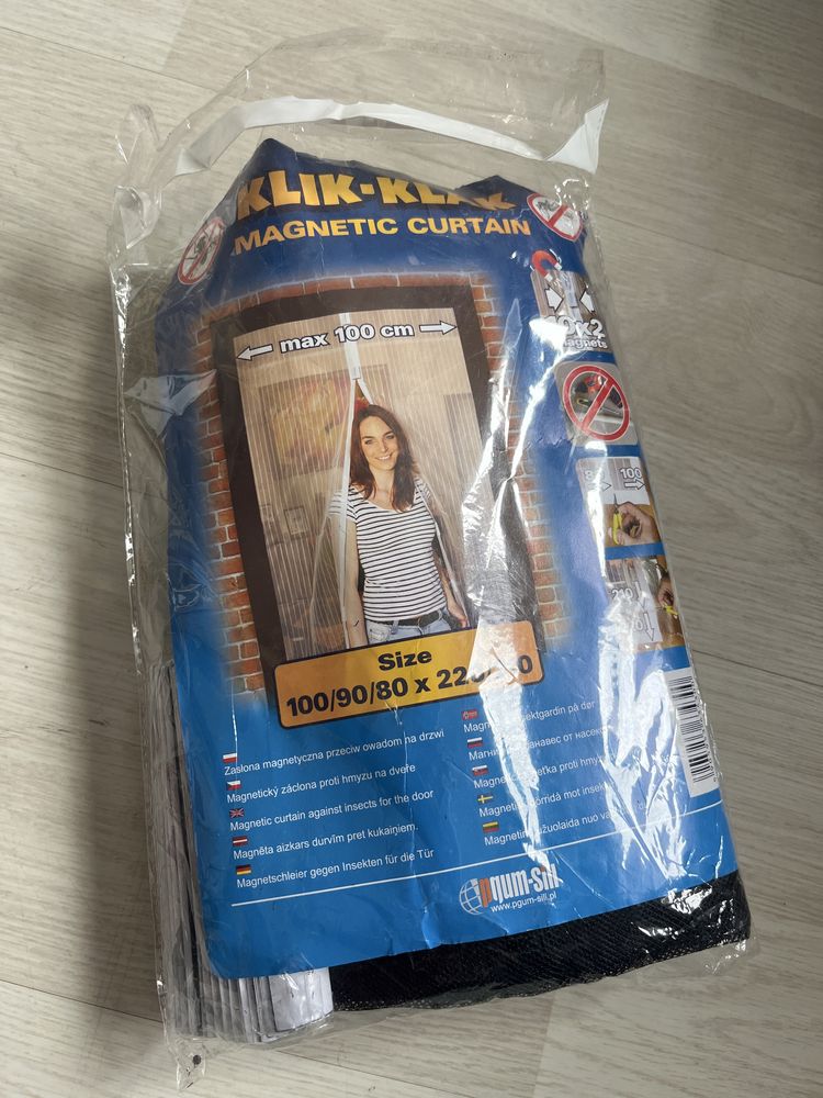 Zaslona magnetyczna przeciw owadom na drzwi