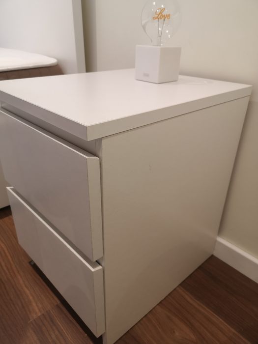 Mesa de cabeceira branca