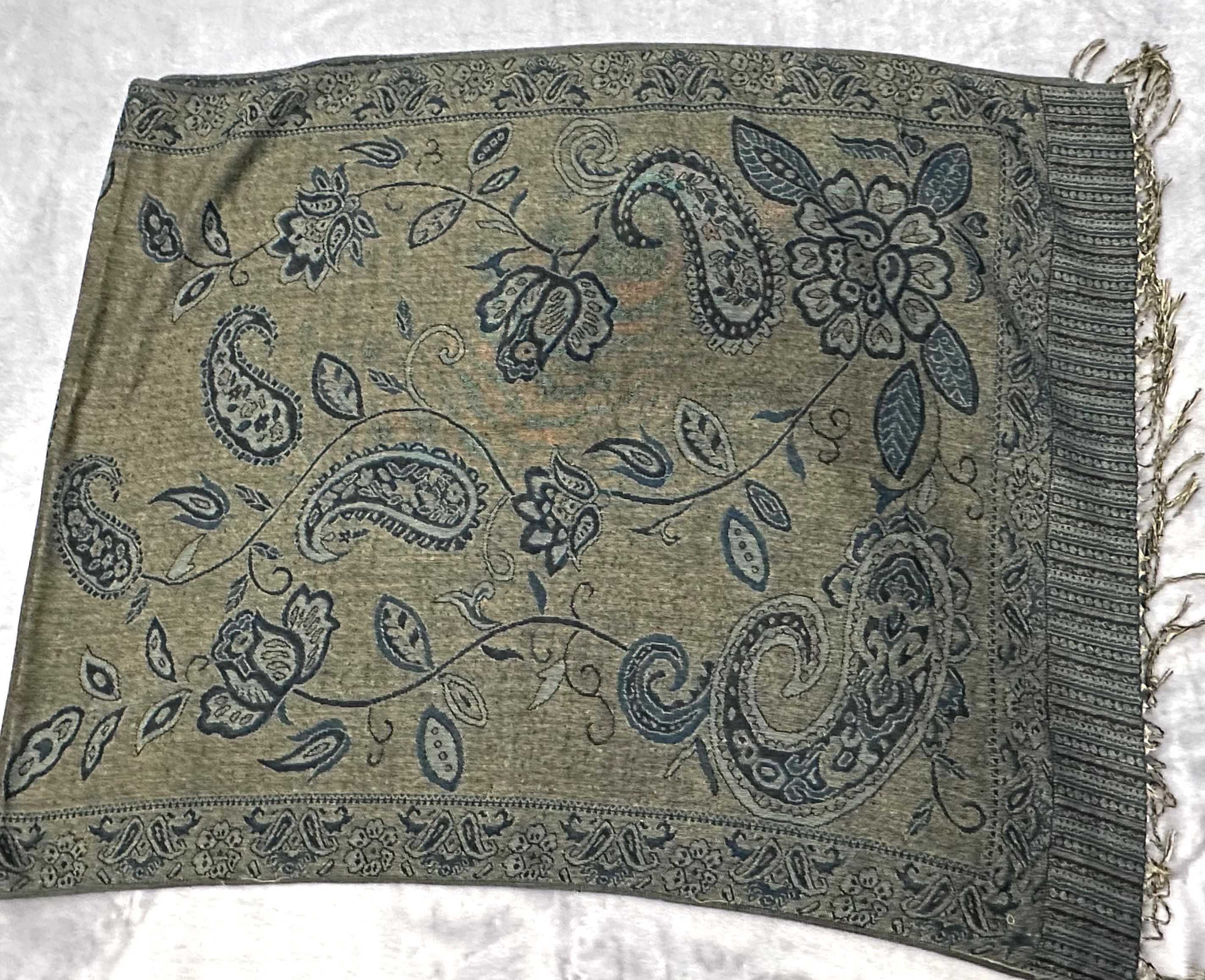 szal z frędzlami używany ok 70x180cm dwustronny