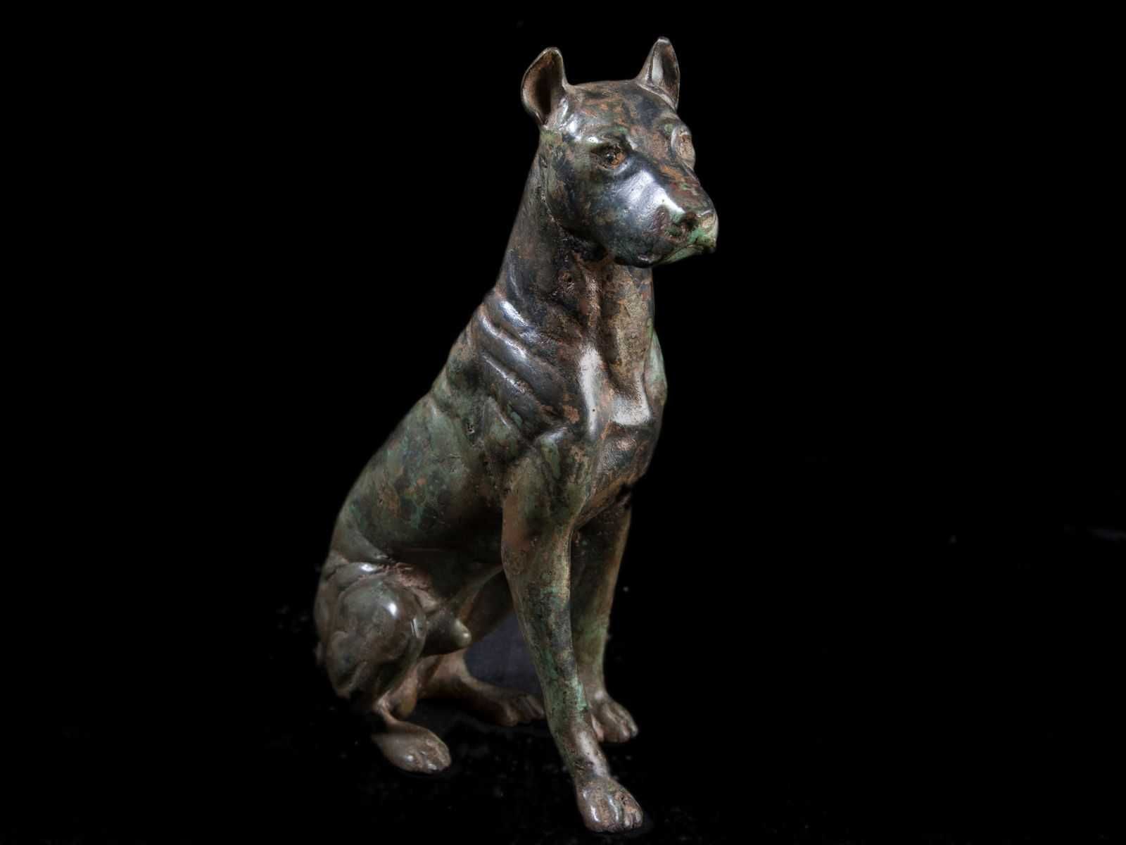 Escultura de Cão Sentado