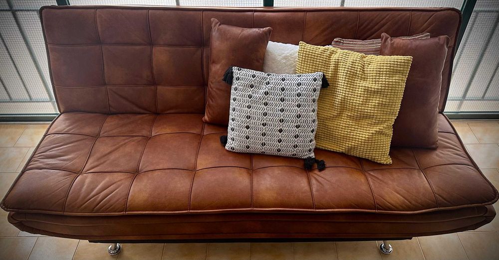 Sofá-Cama em Pele Castanha + 2 Almofadas – Excelente Estado