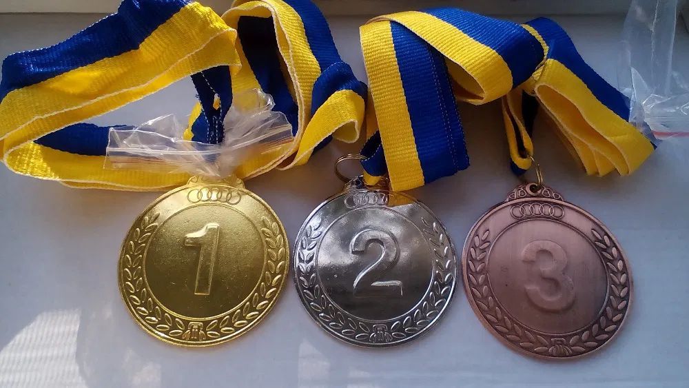 Спортивные медальки медали с лентой.