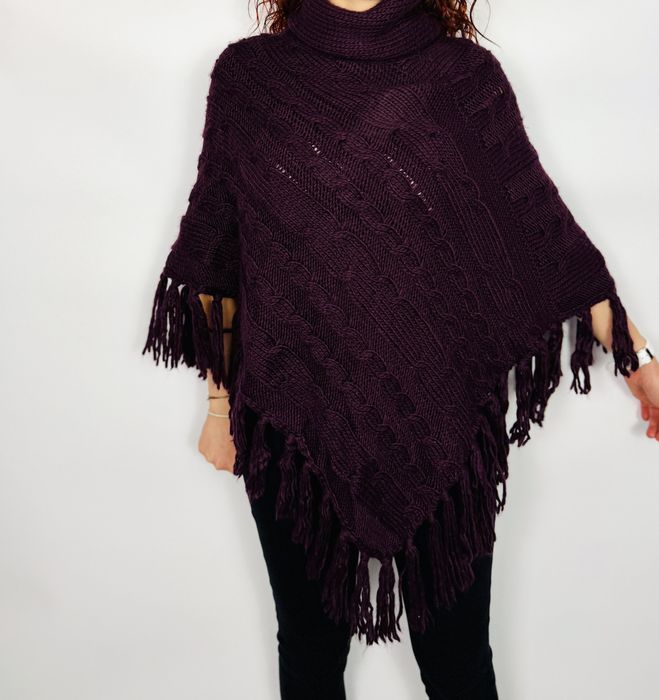 Śliwkowe poncho z golfem i frędzlami Warehouse oversize