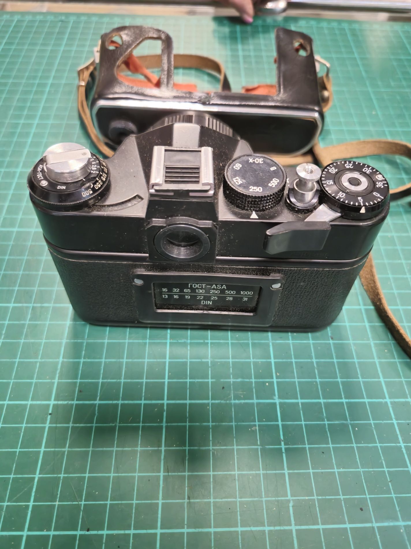 Aparat fotograficzny Zenit w etui