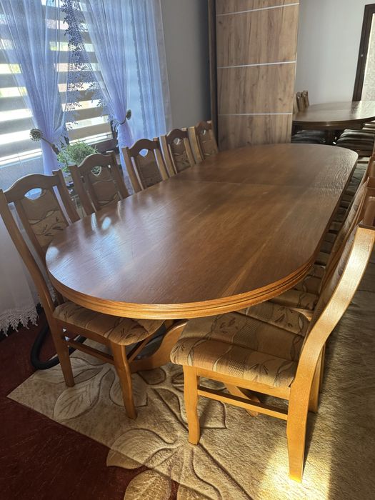 Stół z krzesłami.