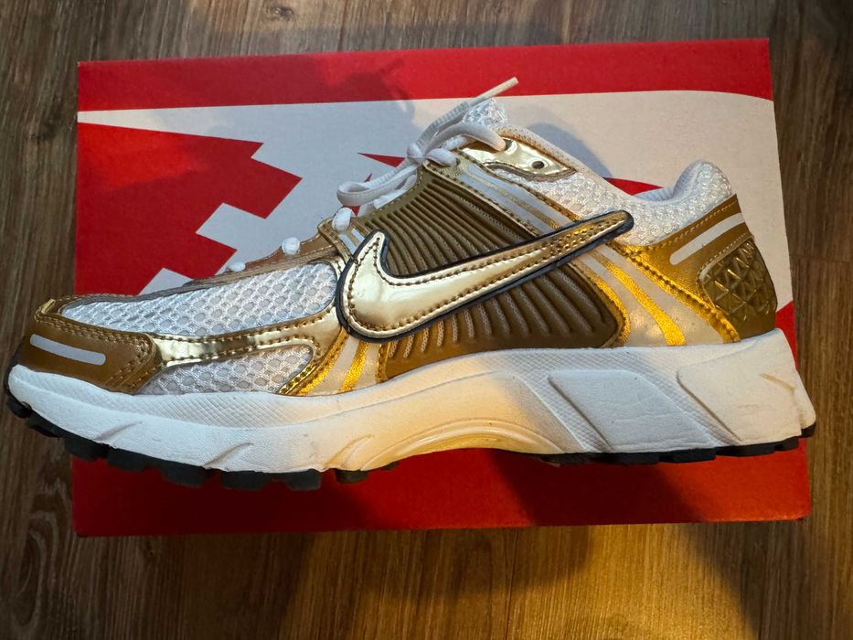 Biało-złote Nike WMN Vomero 5, rozmiar 42,5
