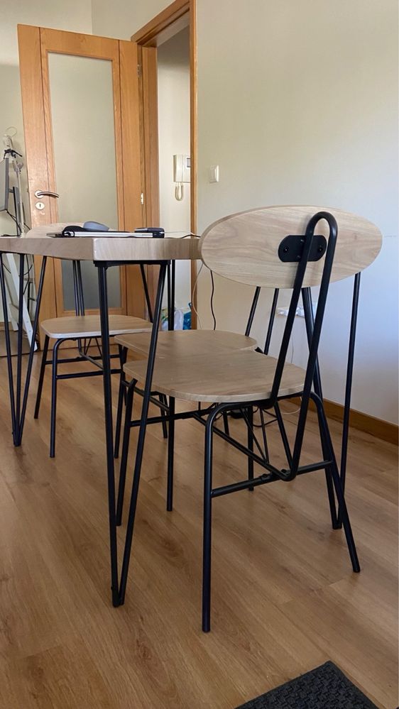 Mesa de cozinha com 4 cadeiras (bem nova]
