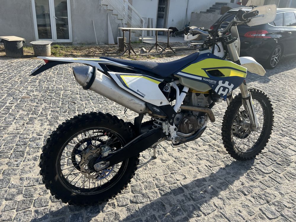 Husqvarna FE 250. Acessórios para estrada incluídos ainda novos