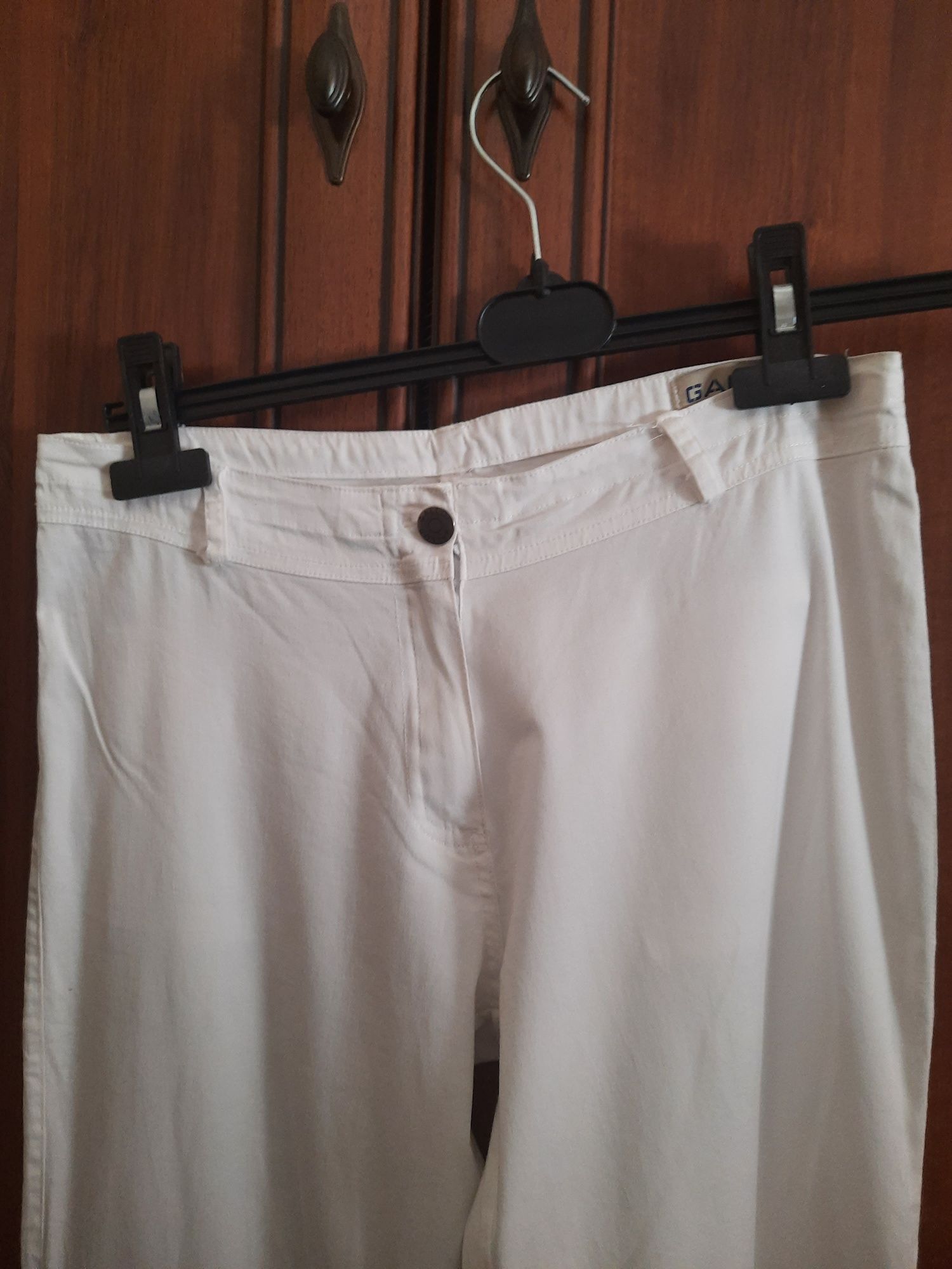 Białe spodnie z kieszeniami rozmiar S.