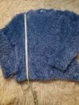 niebieski sweter