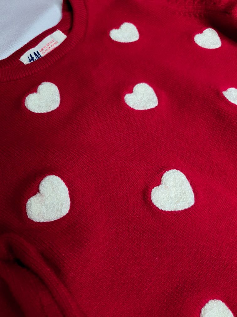 Красный свитер на девочку H&M с сердечками