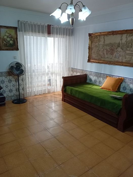 Quarto aluga-se com varanda