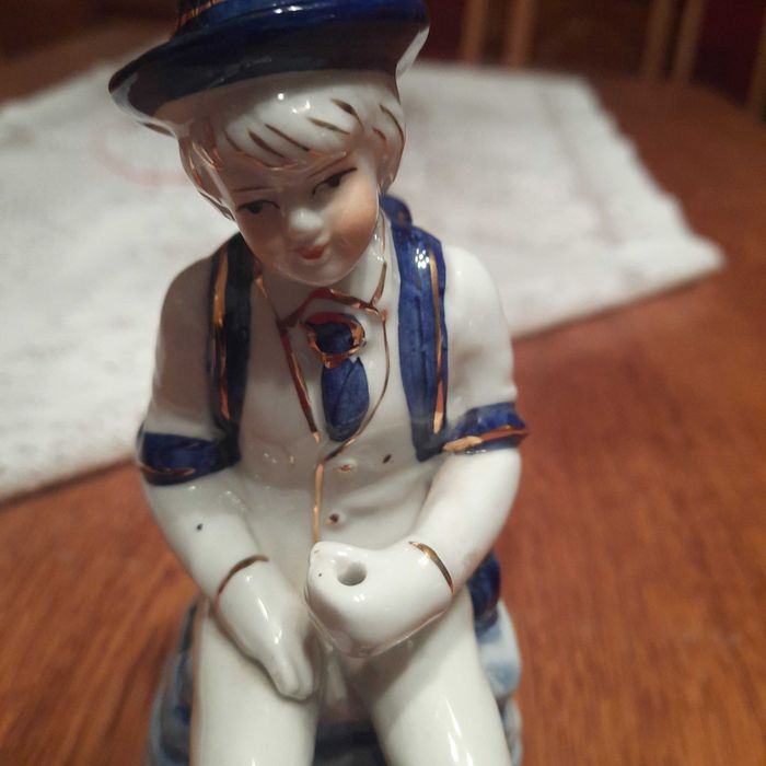Porcelanowa figurka wędrowca