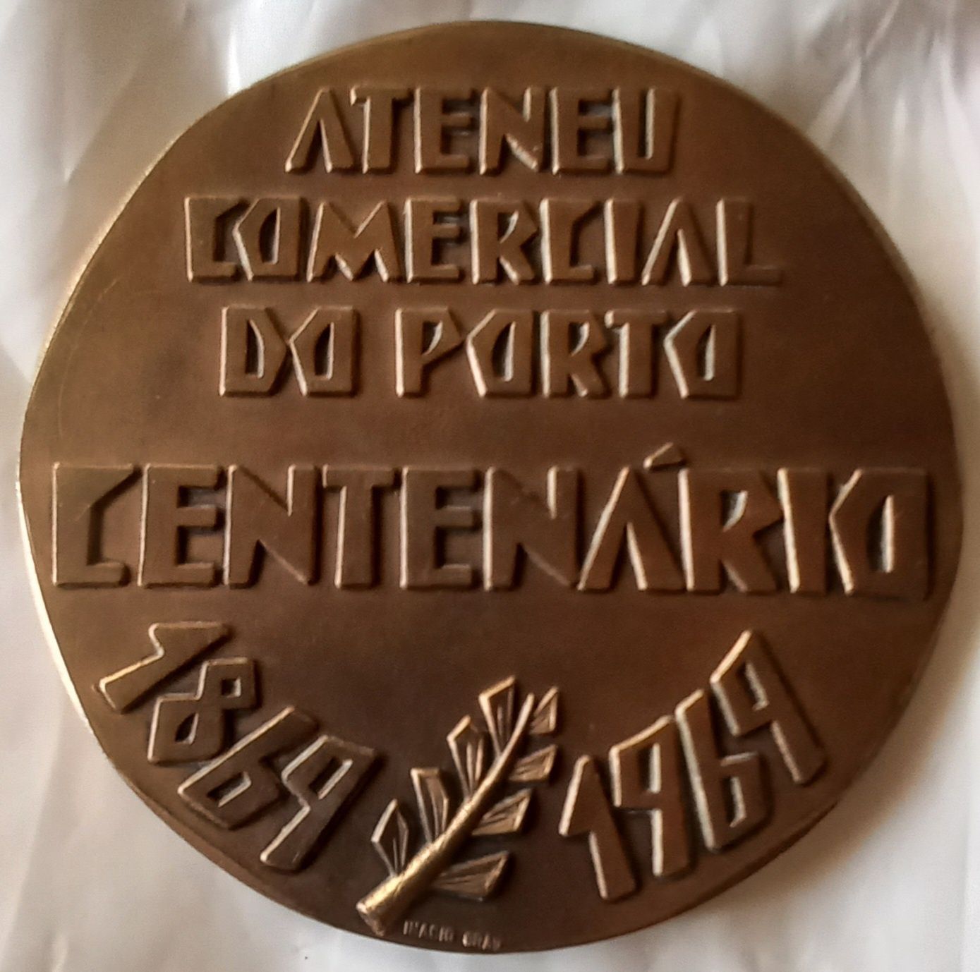 Medalha em bronze do centenário do Ateneu.