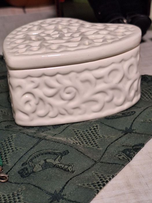 Продам дві  скриньки  для прикрас порце лянові