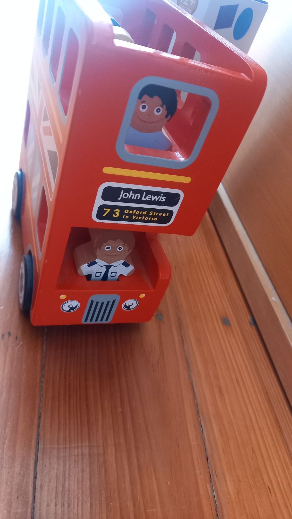 Brinquedo autocarro de madeira