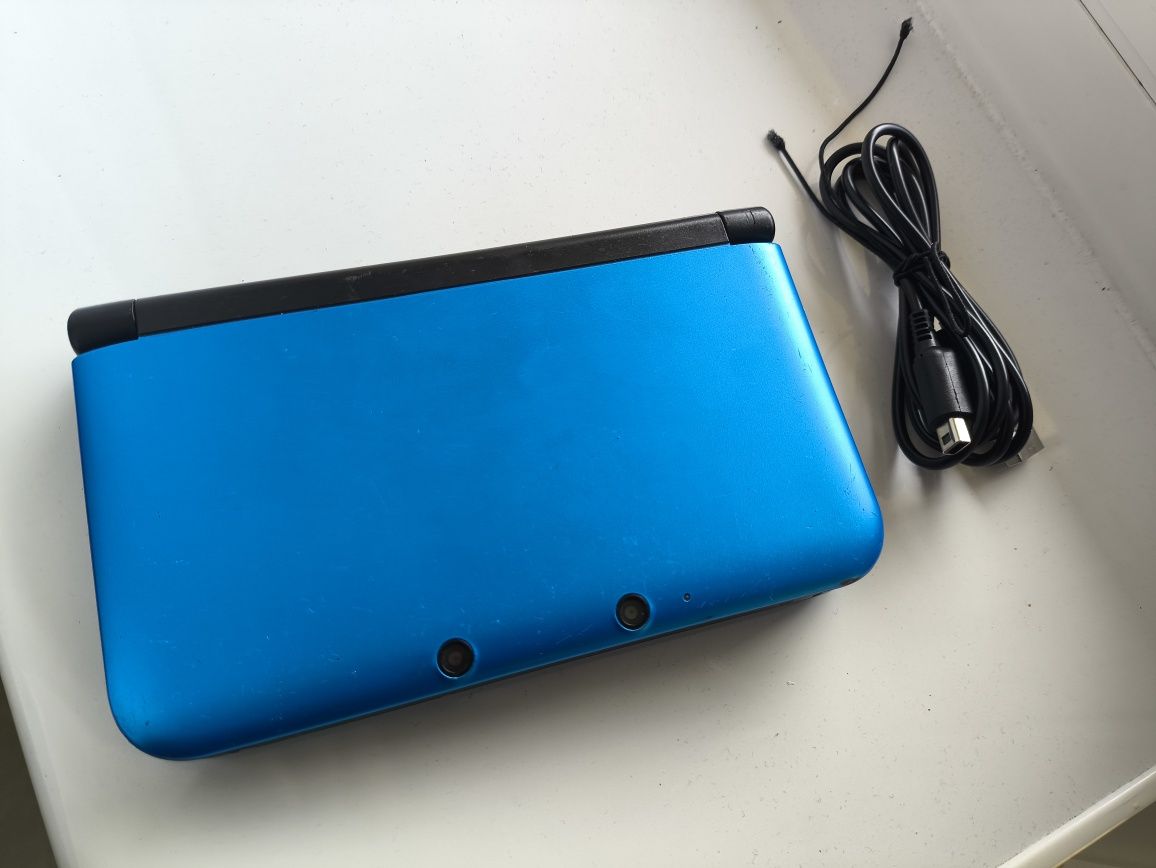 Nintendo 3DS XL plus kabelek do ładowania