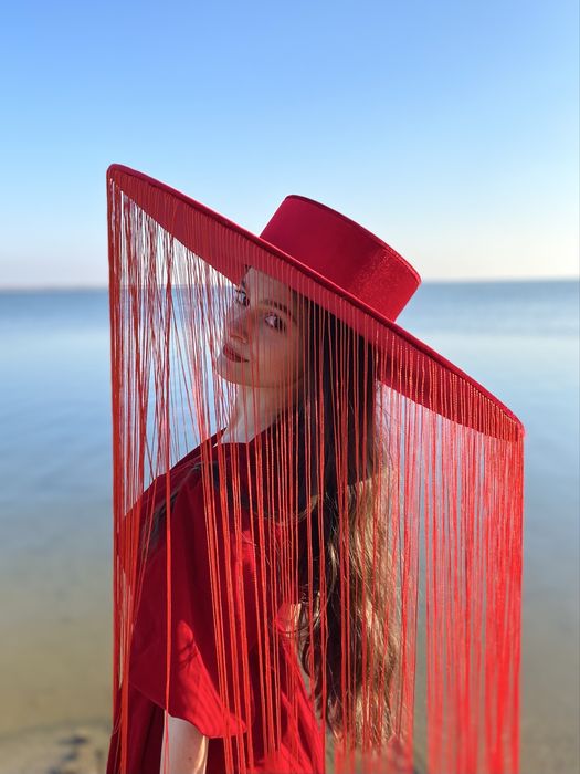 Червоний оксамитовий капелюх з бахромою для фотосесій ручної роботи