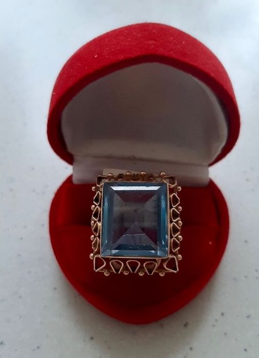 Piękny złoty autorski pierścionek z akwamarynem