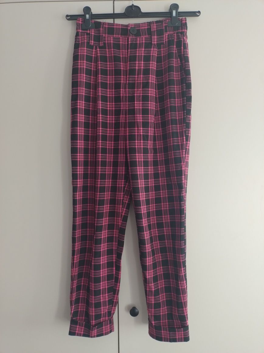 eleganckie spodnie w różową kratę Bershka