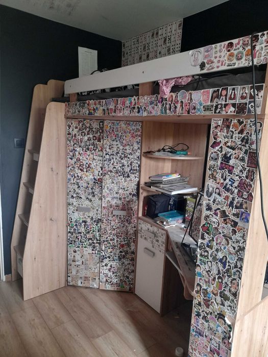 Łóżko piętrowe z biurkiem i szafą