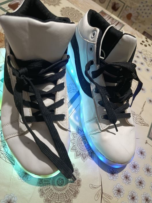 Кроссовки с подсветкой 12 режимов. Ярко святят. Разрядка от кабеля юсб