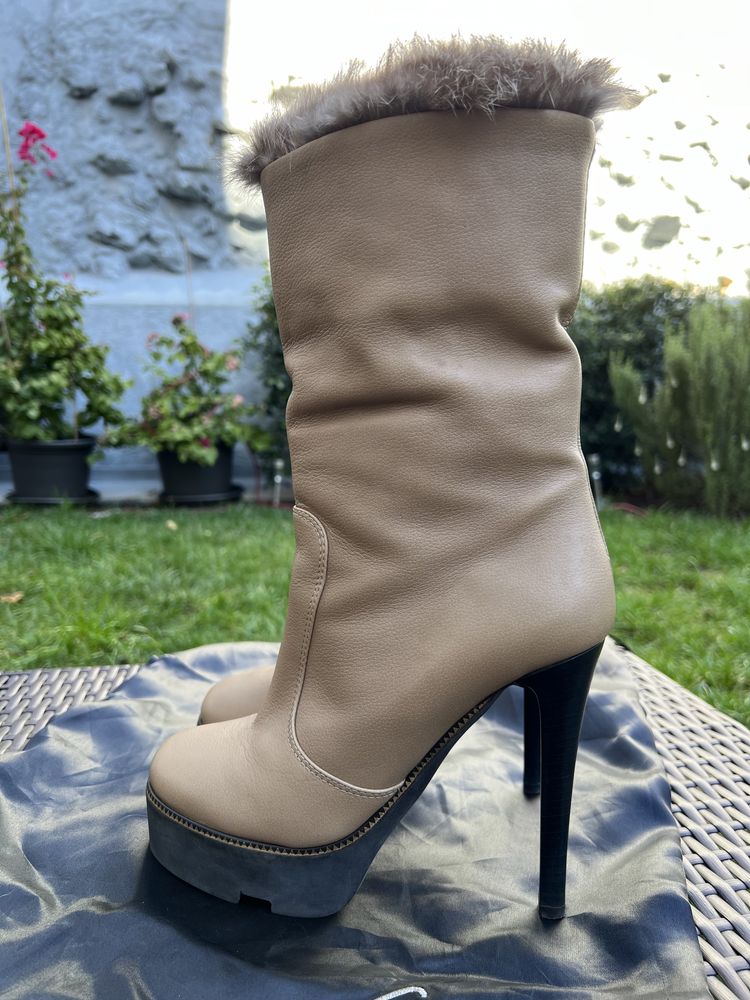 Botas Giuseppe Zanotti em pele com pêlo