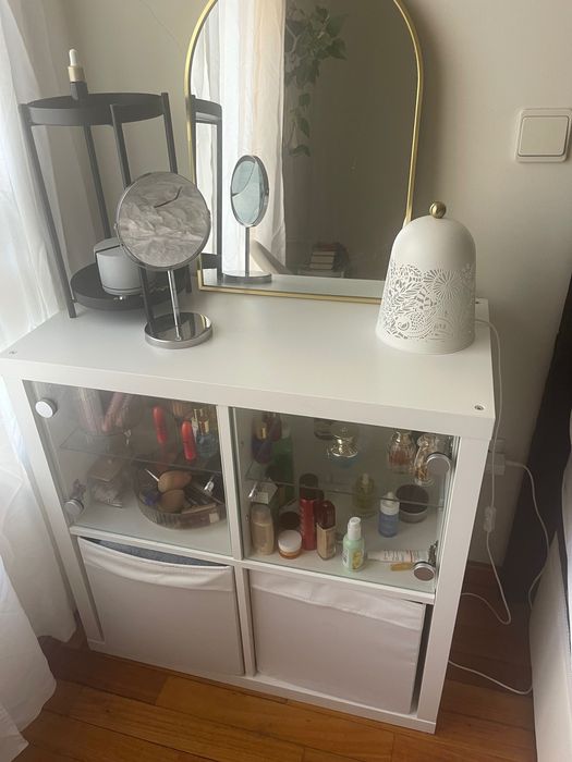 Móvel IKEA Kallax com portas de vidro