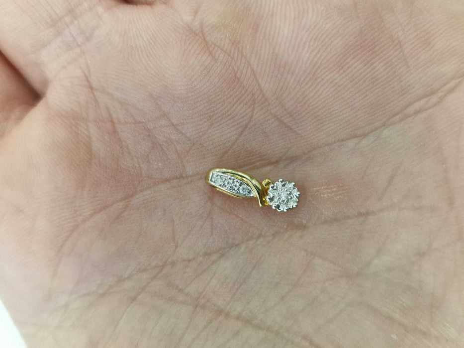 Złoty wisiorek/ 585/ 0.52 gram/ Apart/ 3x DIA/ delikatny/ Certyfikat