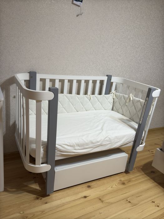 Дитяче ліжечко з маятником