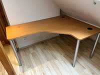 Solidne biurko o nietypowym kształcie blatu