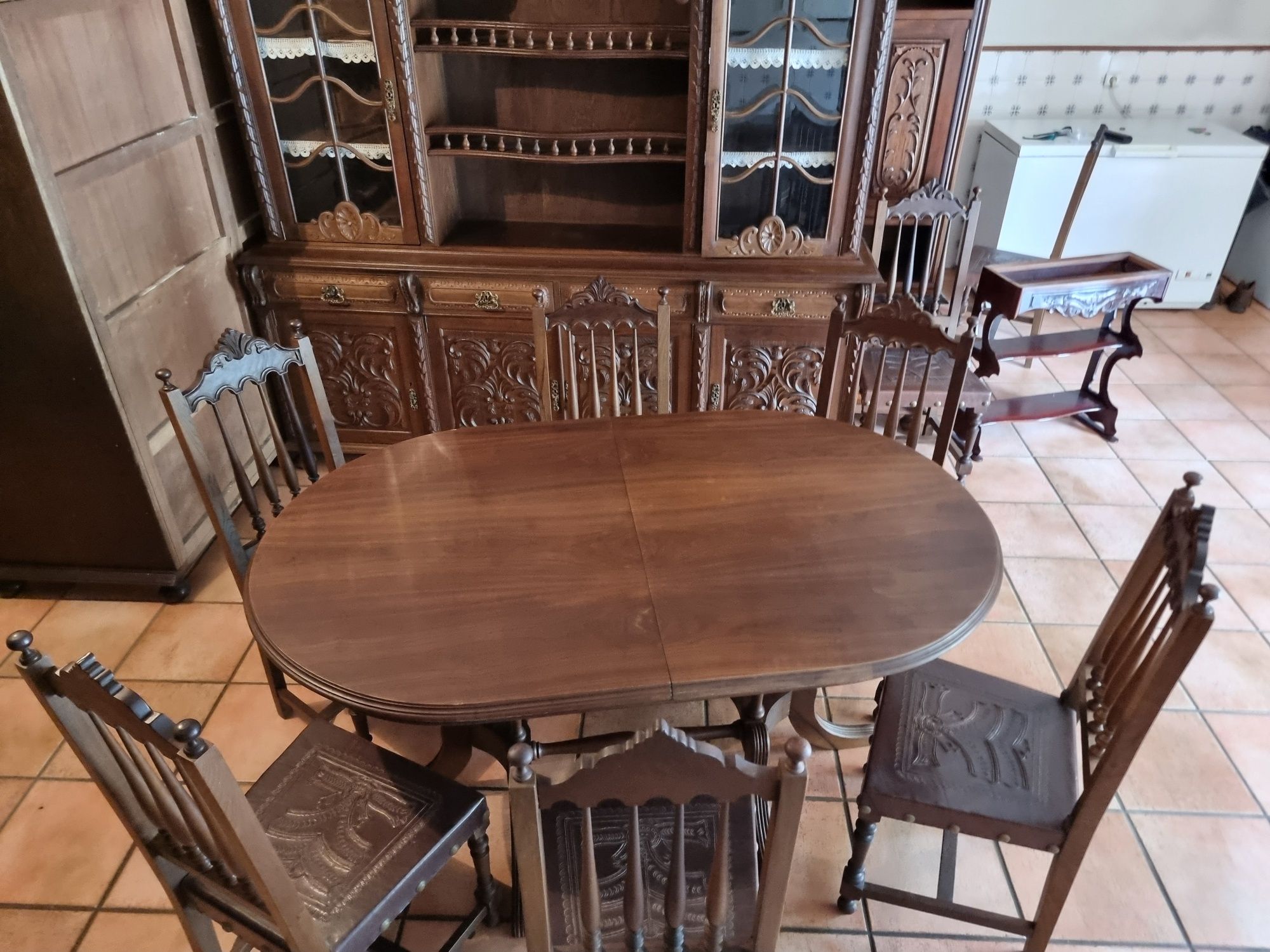 Mesa e cadeiras de jantar