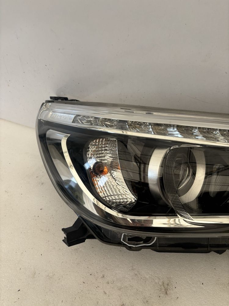 Toyota Hilux VIII 8 lampa prawy przód prawa przednia LED
