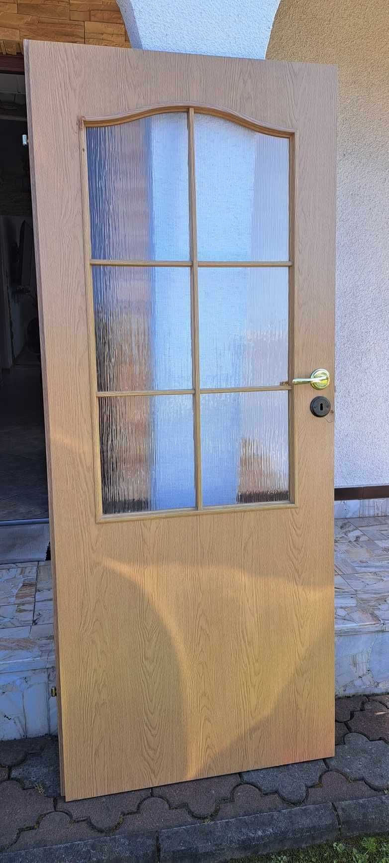 Drzwi wewnętrzne z klamkami i zamkami