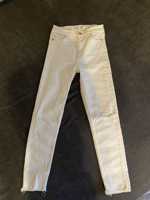 Białe jeansy skinny Bershka