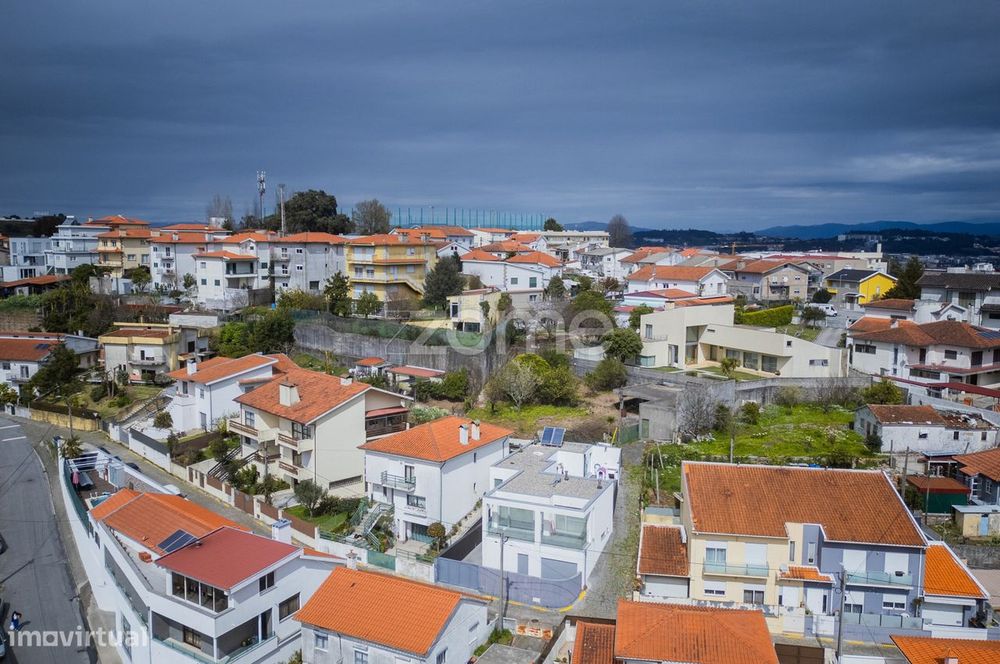 Moradia Individual T3 com Escritório, Semi-Nova, em Nogueira, Braga