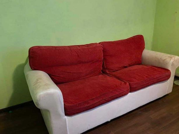 Używana sofa rozkładana z poduchami w komplecie i materacem