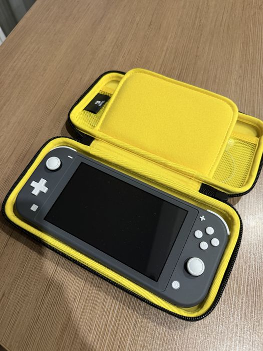 Nintendo Switch Lite з чохлом і карткою памʼяті