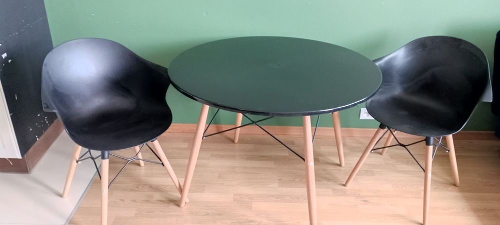 Stół z 2 krzesłami
