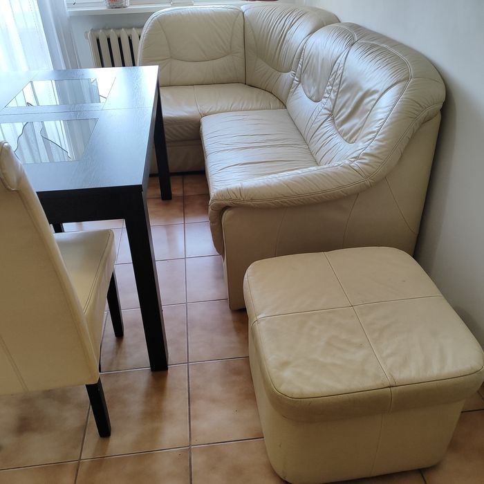 Narożnik skórzany, stół rozkładany, pufa, 3 krzesła