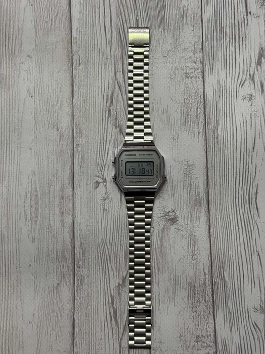 Наручний годинник Casio A168 (маленька цятка під склом на дисплеї)