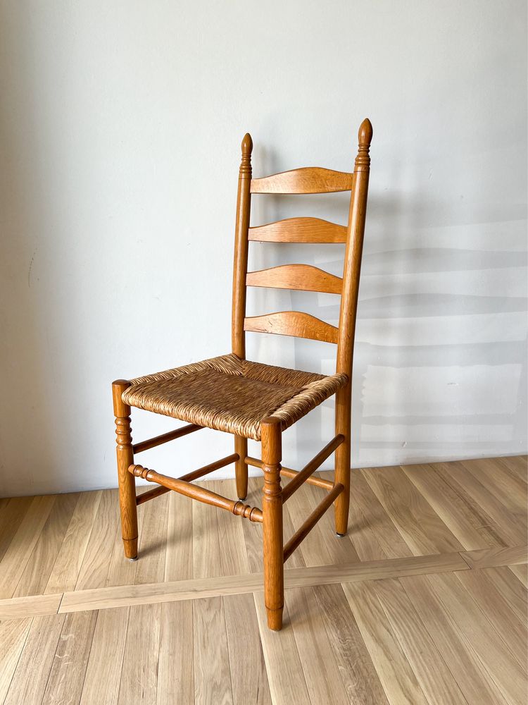 Krzesła drewniane z plecionym siedziskiem