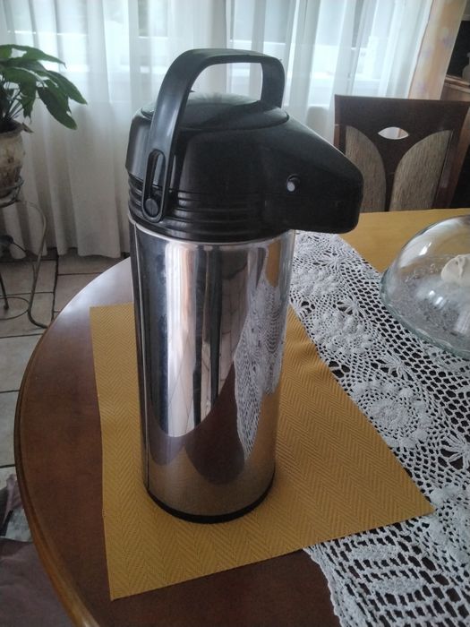 Termos z pompką o pojemności 1,9 l