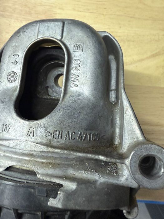 Подушка двигуна audi q7 7822215150182