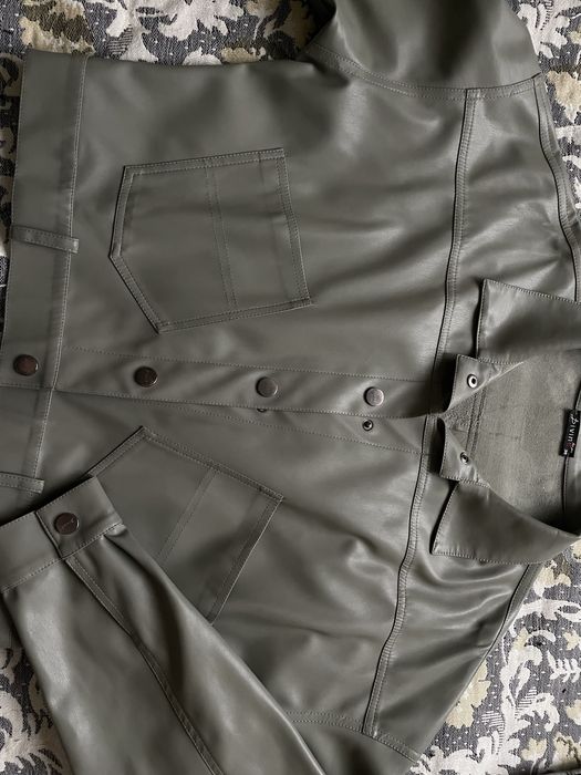 Оливкова жіноча шкірянка