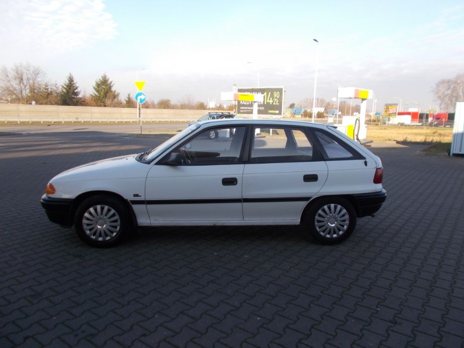 Opel Astra 1 na czesci 5 dRZwi na czesci kolor bialy