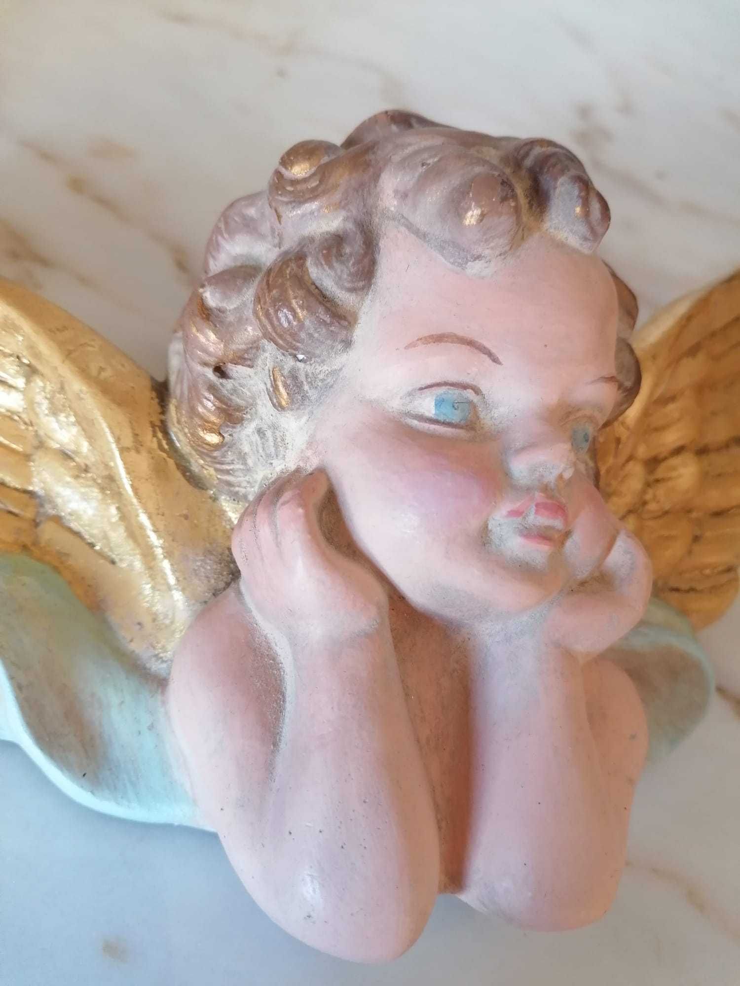 Anjo decorativo pintado à mão com asas a folha de ouro