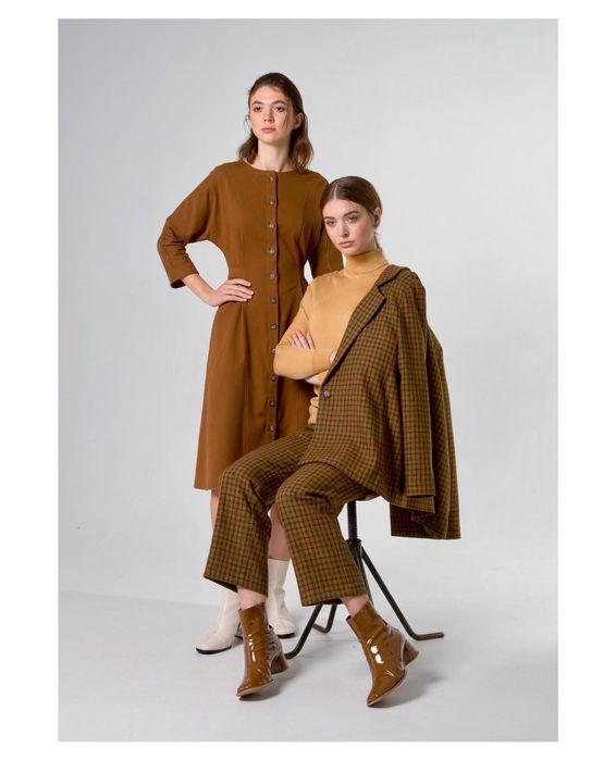 Коричневе плаття з ґудзиками