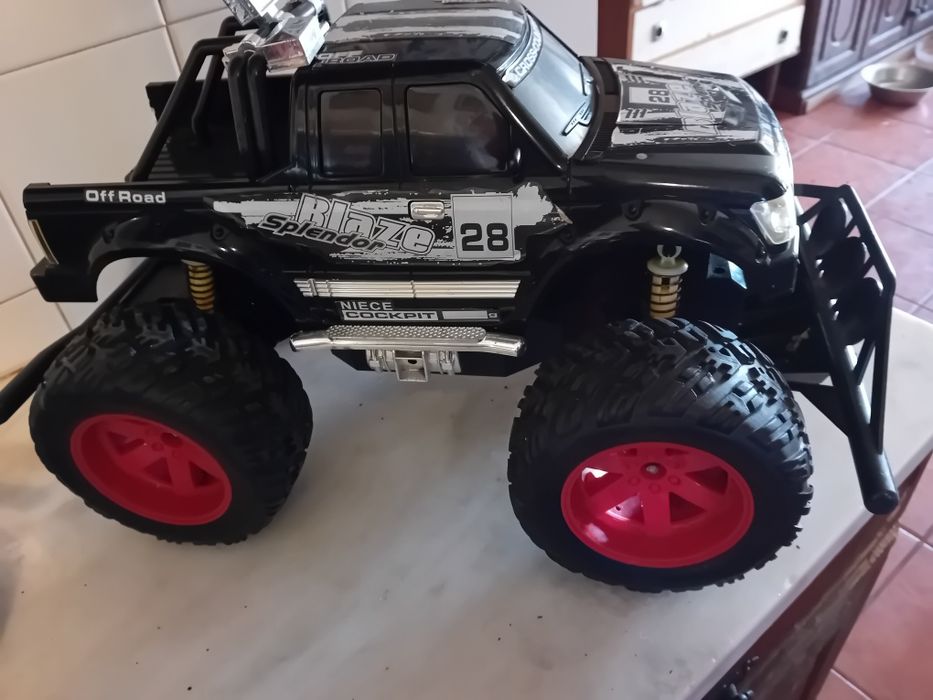 Conjunto de 2 Monster Trucks sem Comandos